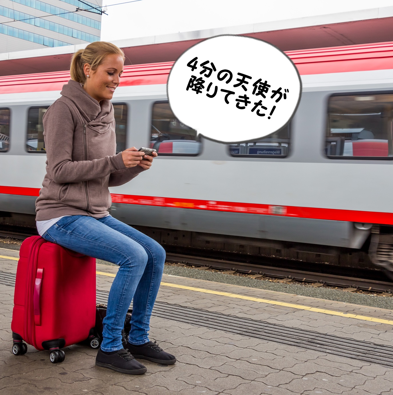 Frau wartet auf Zug und schreibt SMS